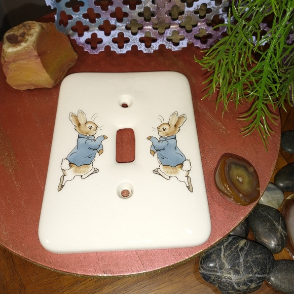 WEDGWOOD PETER RABBIT HEART-SHAPED TRINKET DISH W/ LID & MATCHING SWITCH PLATE - Picture 6 of 15